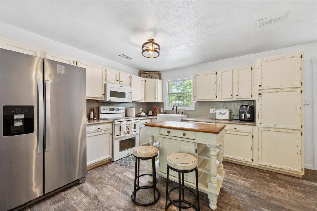 Bright kitchen with plenty of counter and cabinet space.