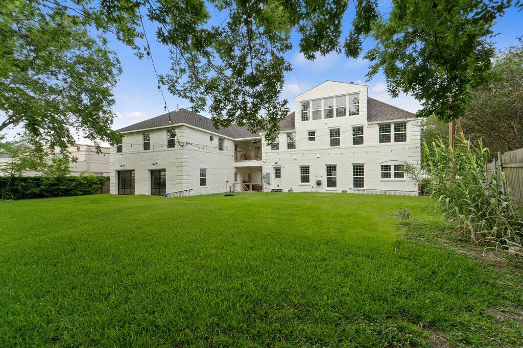 Don’t miss the spacious backyard, boasting a lush green lawn—perfect for outdoor fun and relaxation!