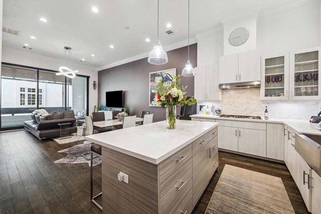 Gorgeous 3 bed, 3.5 bath home in gated community ofTimbergrove Heights