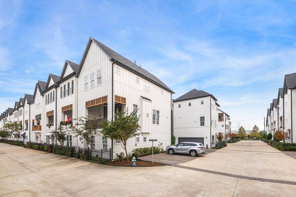 Gorgeous 3 bed, 3.5 bath home in gated community ofTimbergrove Heights