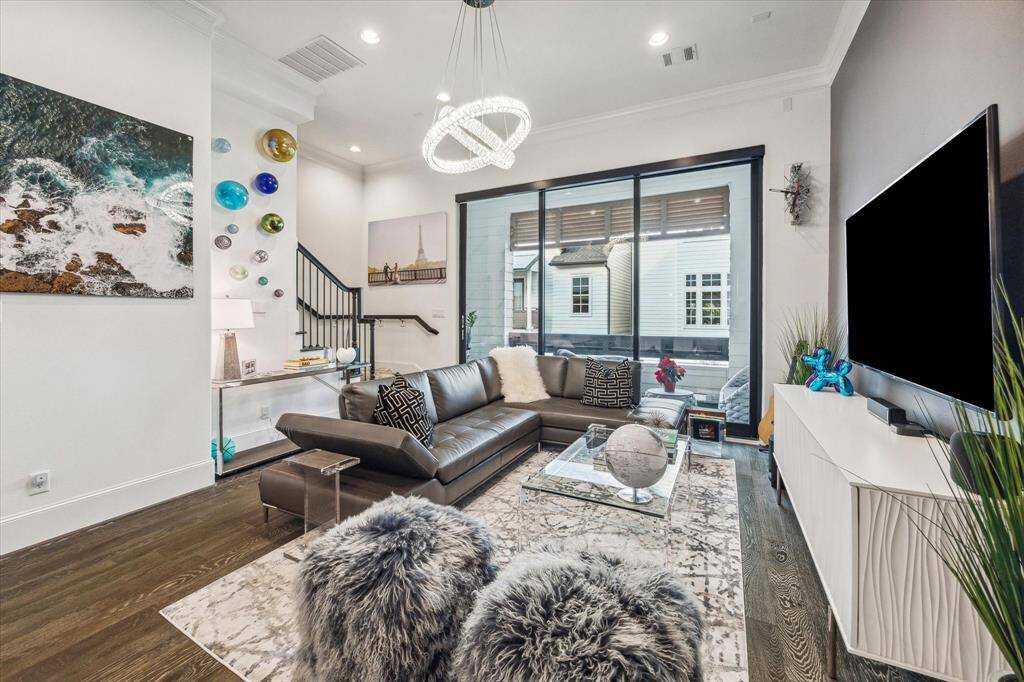 Chic, gated community of Timbergrove Heights