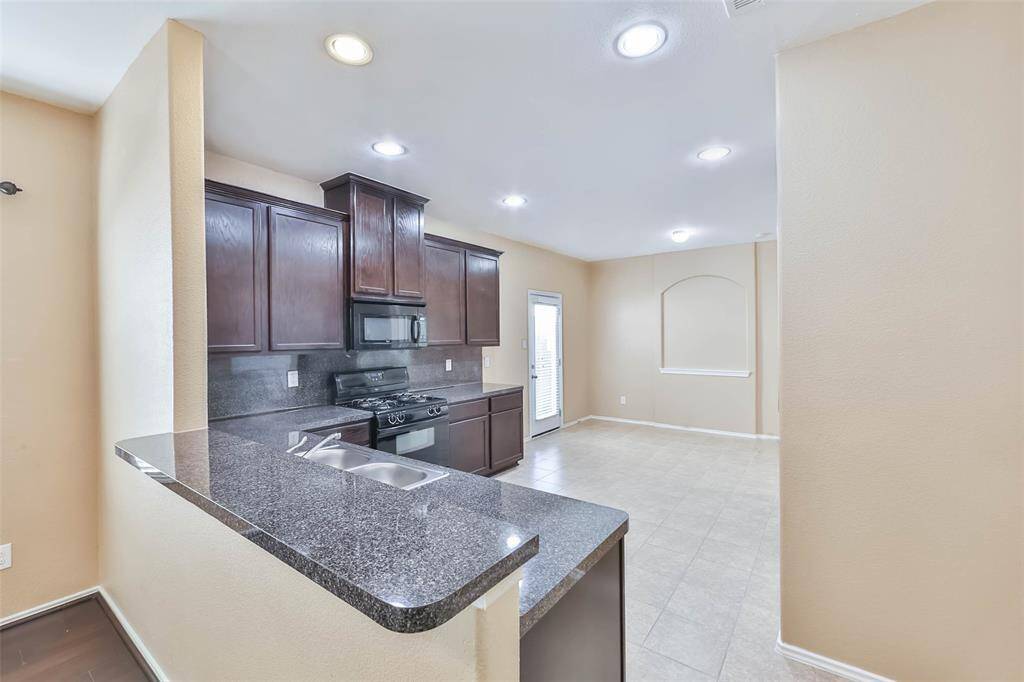Kitchen w/ Breakfast Bar