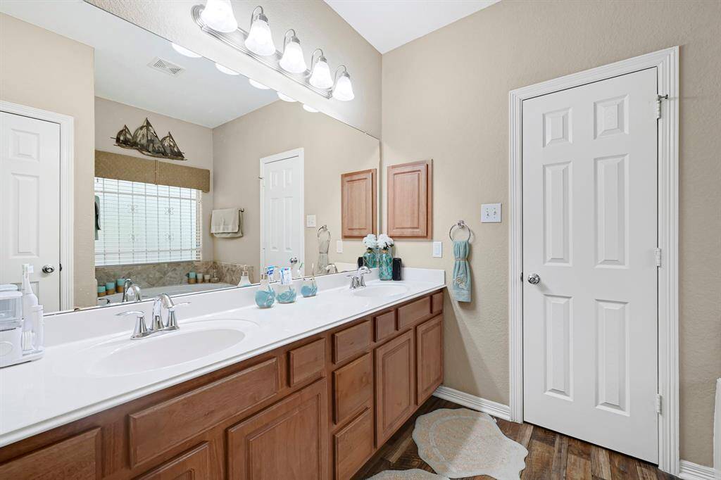 Primary en-suite with extended dual vanity, ample storage and plenty of lighting perfect for busy mornings or peaceful wind-downs.
