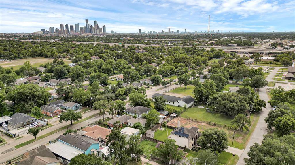 Downtown Houston just minutes away. Enjoy the convenience of city access while living in a peaceful neighborhood setting.