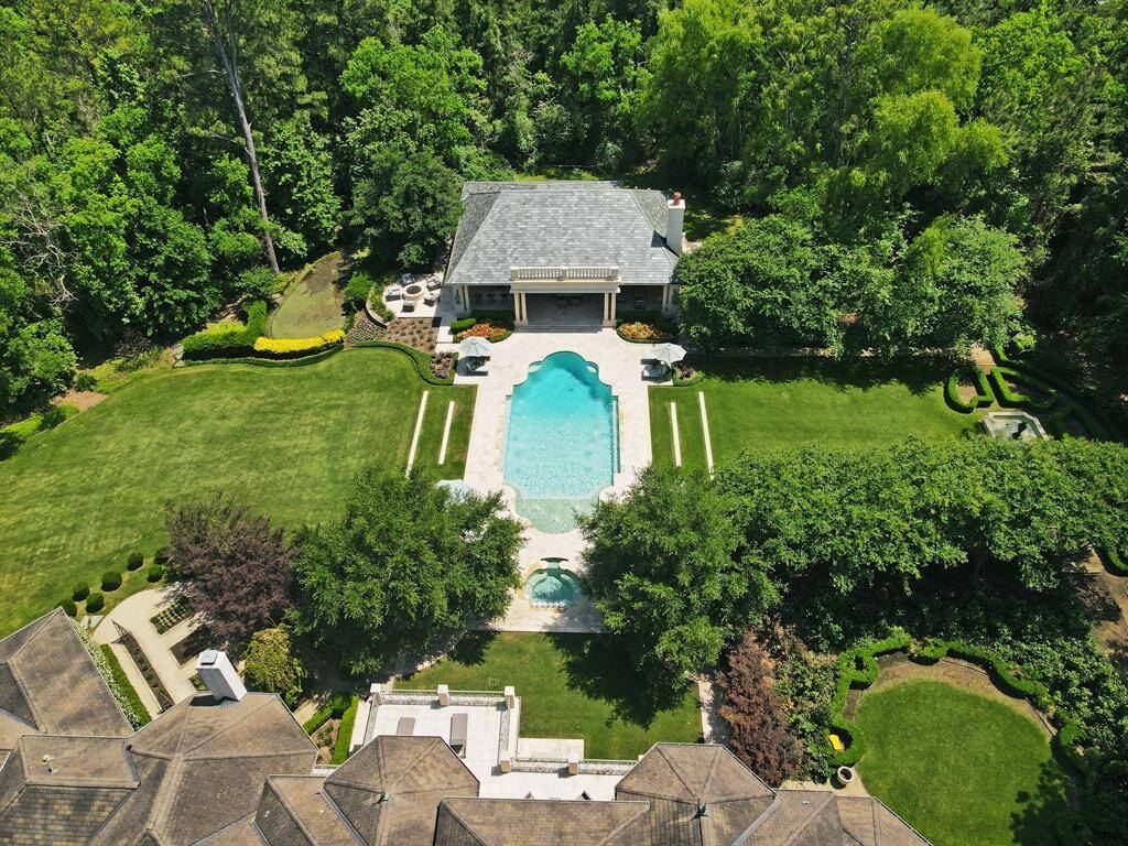 The outdoor grounds are a true masterpiece, thoughtfully designed and meticulously crafted by the renowned McDugald Steele Landscape Architects.
