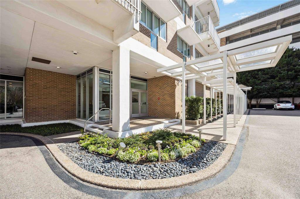 Residents enjoy amenities that include a resort-style pool and fitness center, two lounges, a conference center, a coffee station, and a central laundry facility.
