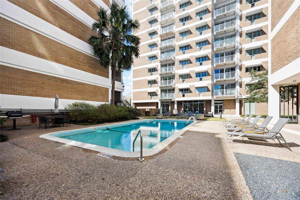 Whether you are looking for sunbathing or a shady spot in the pool, you'll find exactly what you are looking for!