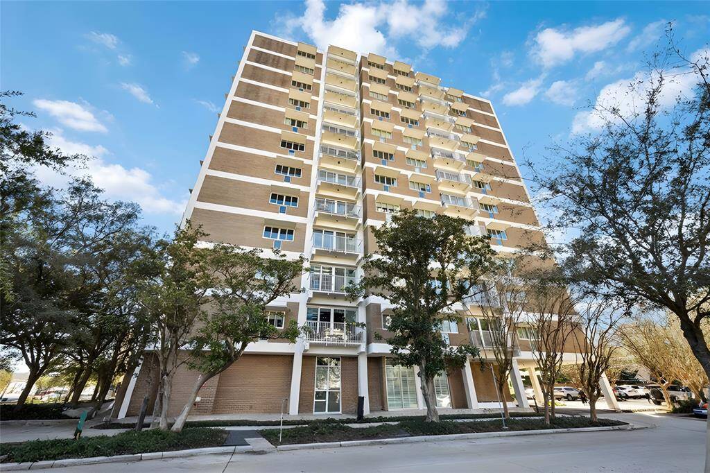 Enjoy 24-hour controlled access, onsite management, porter service for package deliveries, and full-service maintenance are included. HOA covers electricity, water, sewer, pest control, and more!