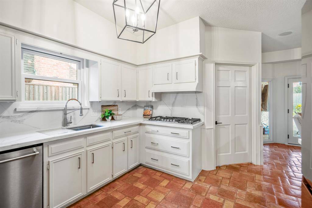 The quartz countertops are just gorgeous in this kitchen.