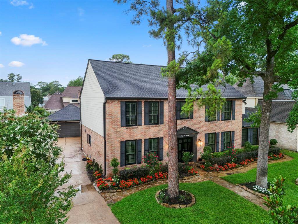 This classic home offers a stylish lifestyle where you get the once in life-time opportunity to own a quality home at an extraordinary price! Delightful interior and exterior!