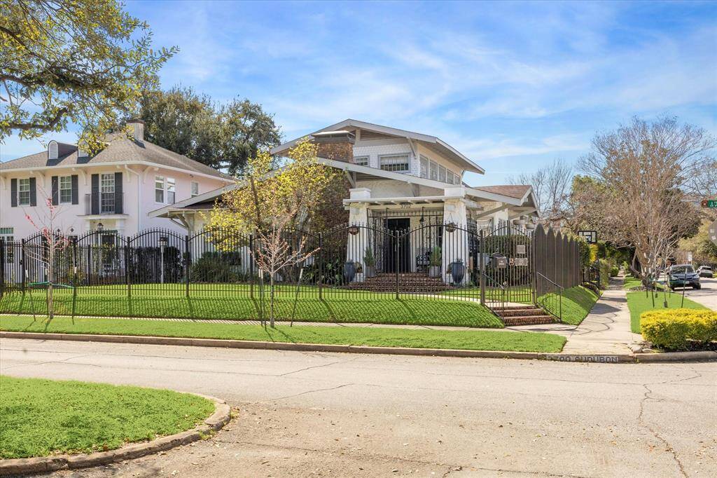 Audubon Place is a lovely treelined boulevard. 3702 Audubon place is situated on a 6,000 square foot terraced lot on the corner of Audubon Place and Marshall.