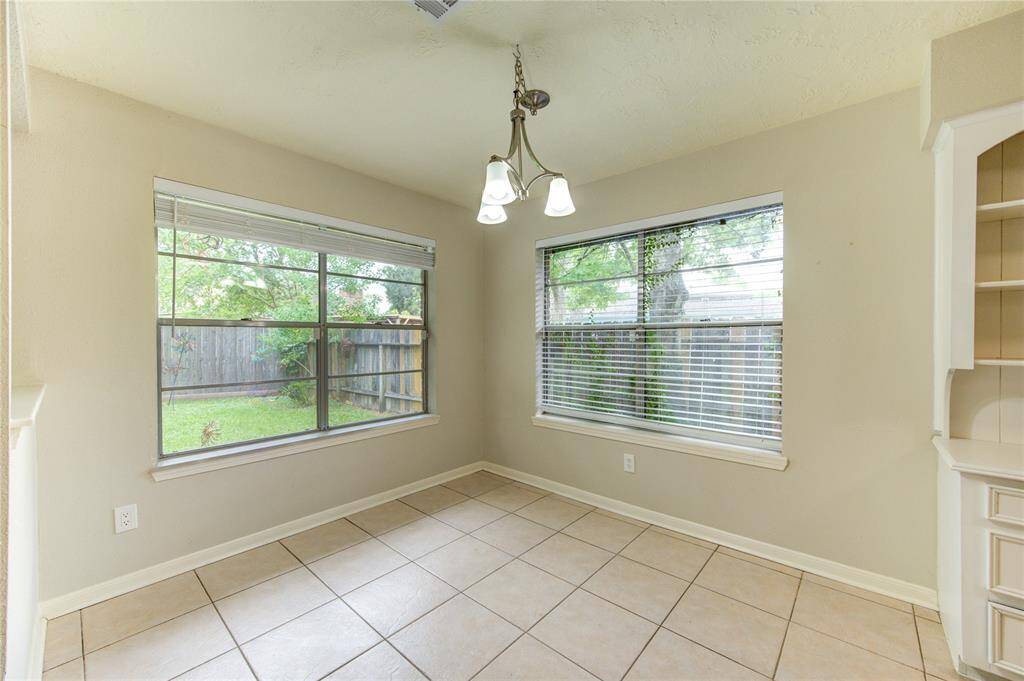 Enjoy abundant natural light in the roomy breakfast area, which opens effortlessly to the kitchen and family room for easy entertaining and connection.