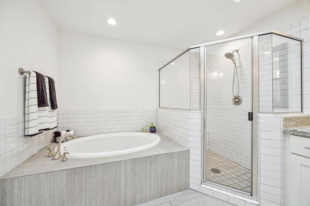 Primary Bath (16x10) offers nice neutral palette of colors and finishes.