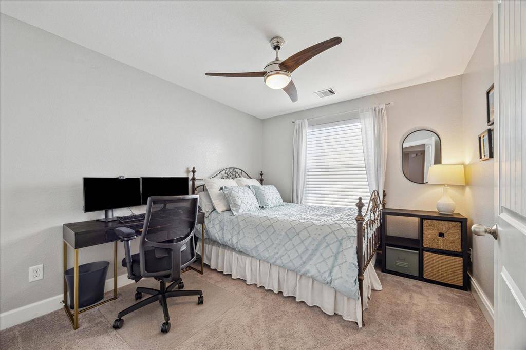 Secondary bedroom (12x10)