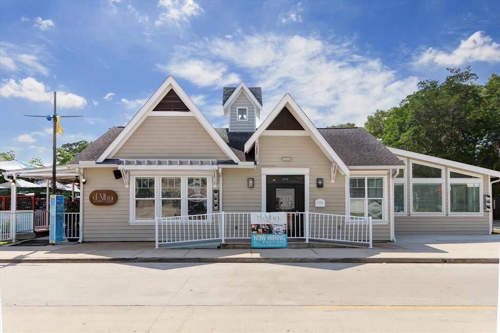 d'Alba is truly a neighborhood treasure. Inside and outside casual dining - this is less than half a block from our property.