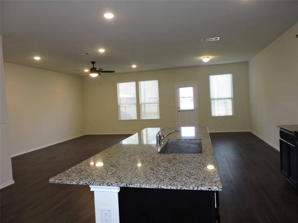Large island with breakfast bar