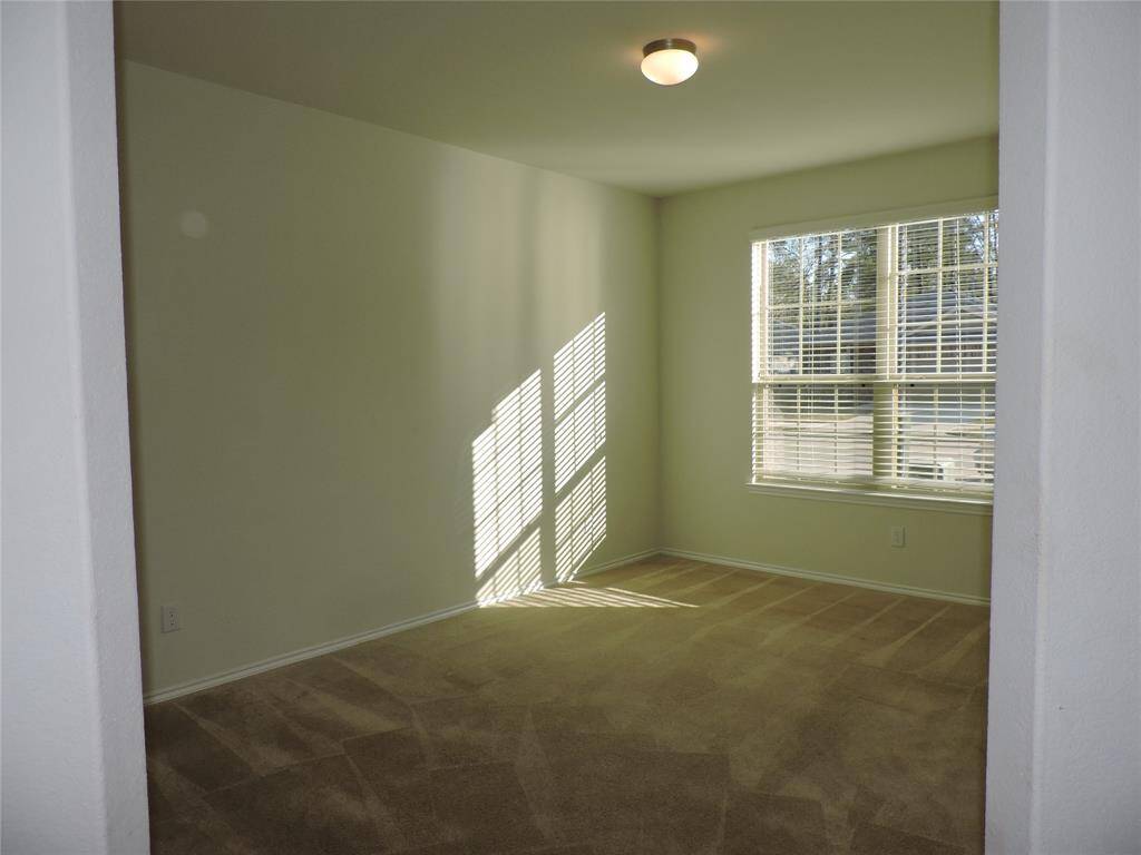 Spacious Flex Room, Home office, play room, wonderful natural light.
