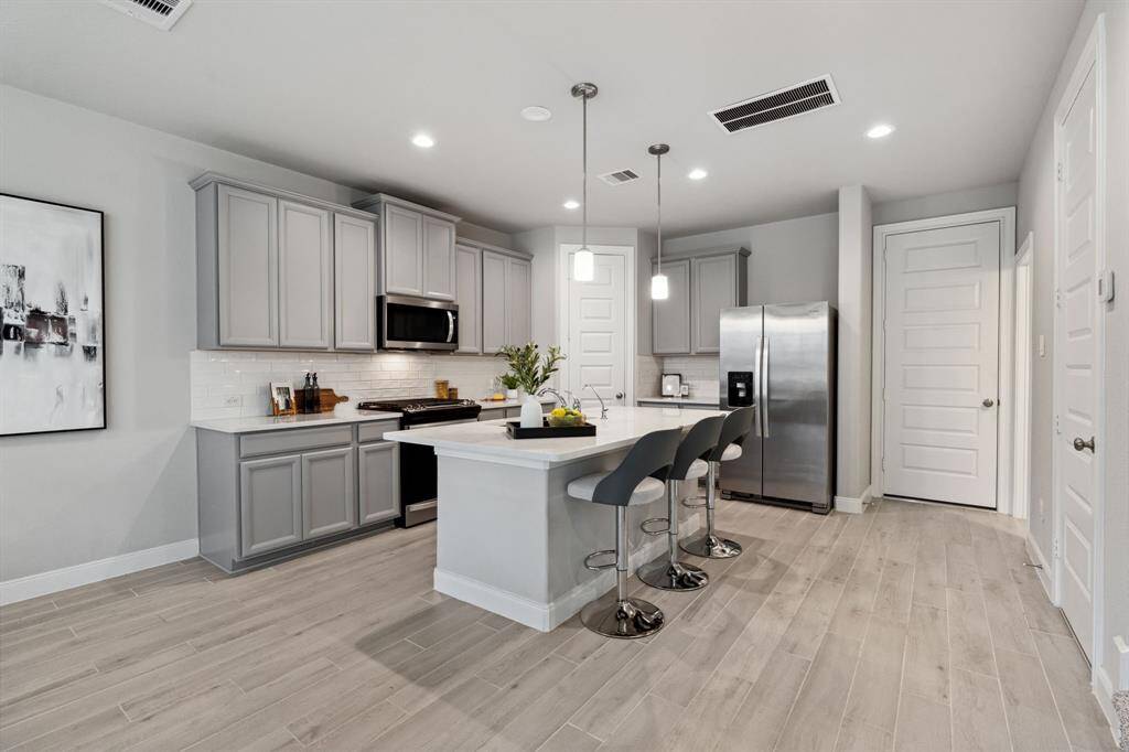 Step into this modern kitchen, wherefunctionality meets sophistication.