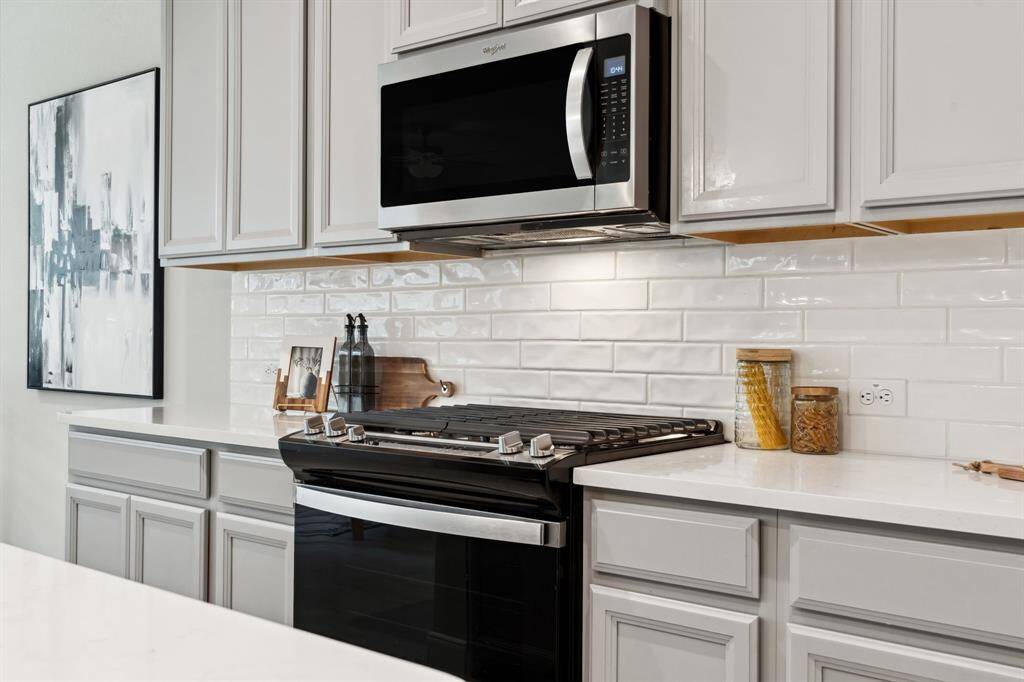 The kitchen features light cabinets,creating a clean and timelessaesthetic.