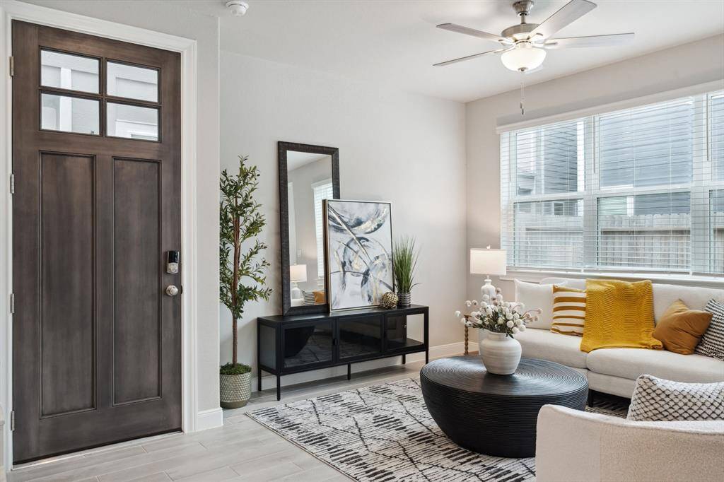 Welcome to a living room thateffortlessly combines comfort andstyle.