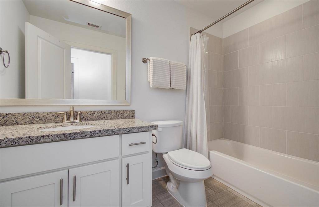 Third-floor secondary bathroom.