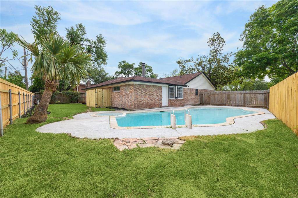 An entertainer’s dream—enjoy a large sparkling pool, new fencing for privacy, and a spacious yard ready for fun and relaxation
