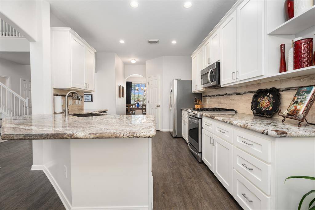 Fantastic kitchen with an eat-in bar