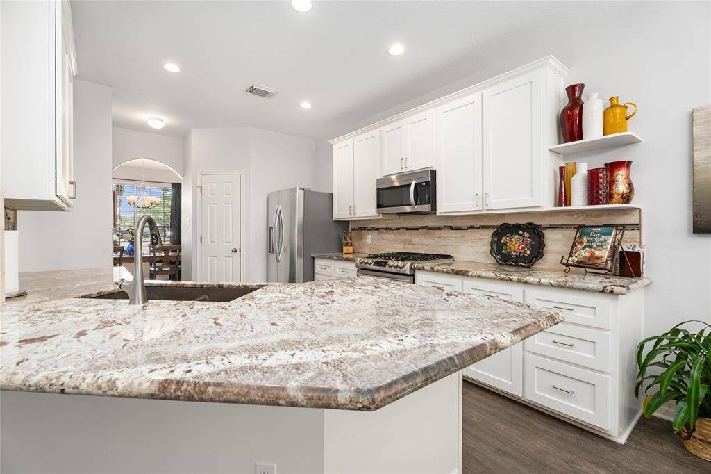 The granite in this kitchen is gorgeous.