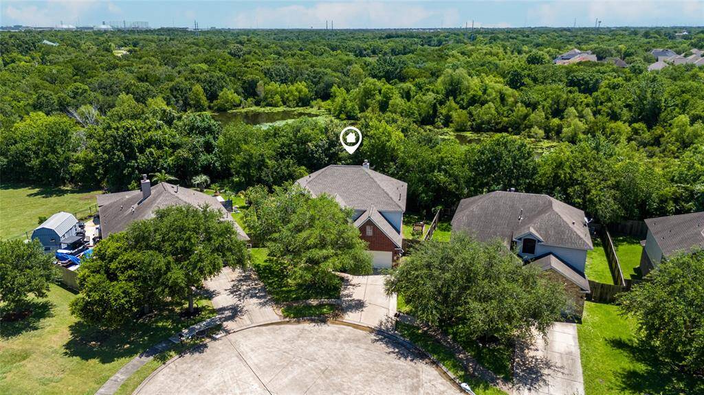 Great aerial shot of the fabulous cul-de-sac. Behind these homes is a nature preserve that will never be built on.