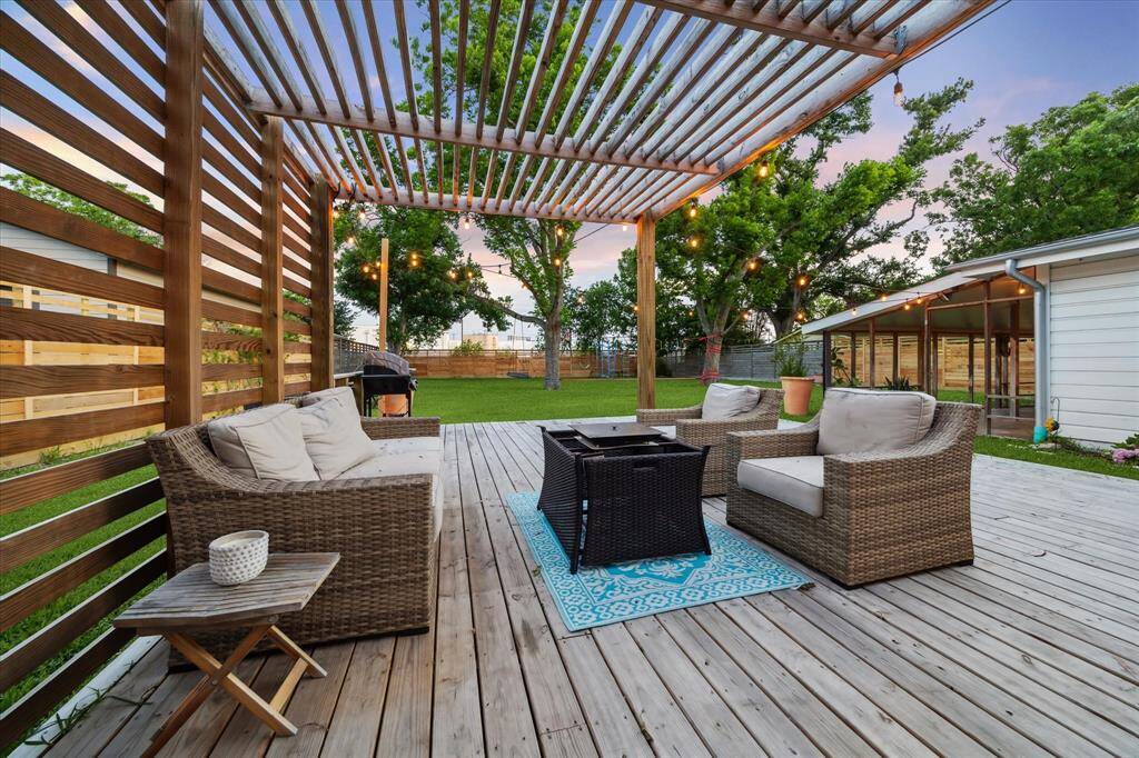 An entertainer's dream of an outdoor space.