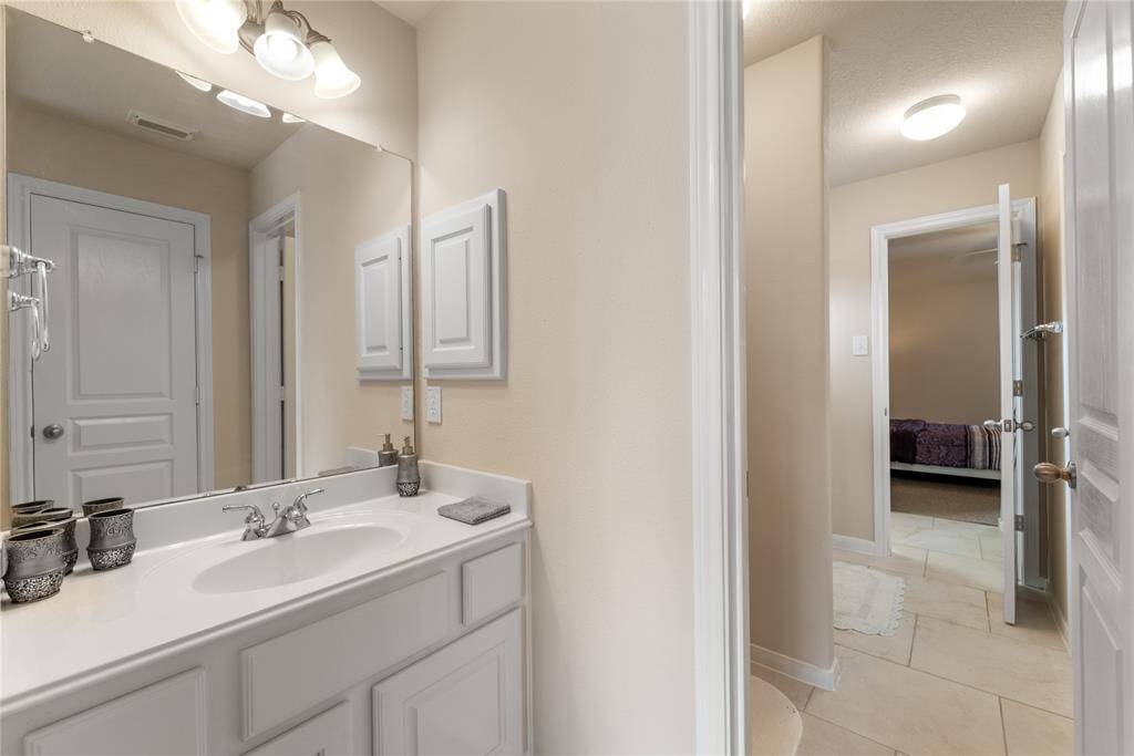 Jack n Jill bath 2nd flr