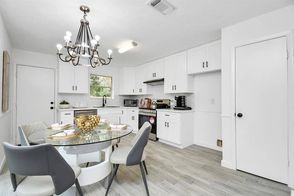 Fully Renovated Kitchen, NEW everything!