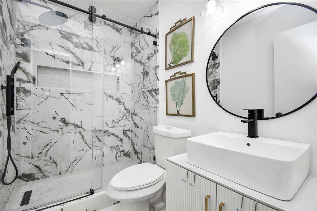 Master bath fully updated and NEW everything!