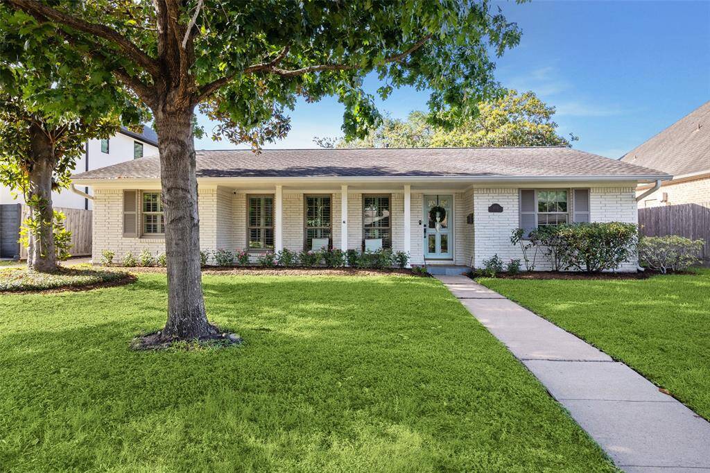 Beautifully renovated single-story home on a charming street in Afton Oaks!