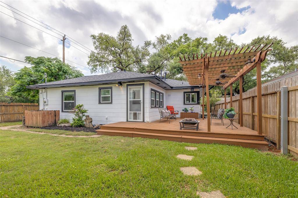 Fabulous fully fenced back yard - yard service included in lease price
