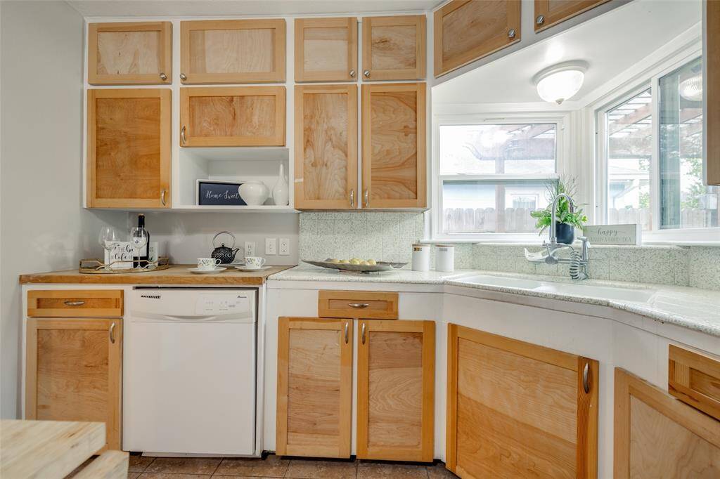itchen with wooden cabinets, gas cooker, microwave dishwasher