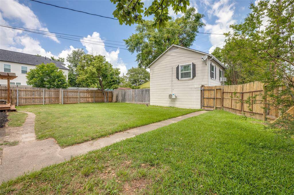 Large fully fenced back yard