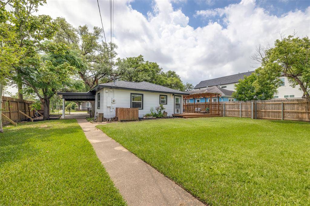 Large fully fenced back yard