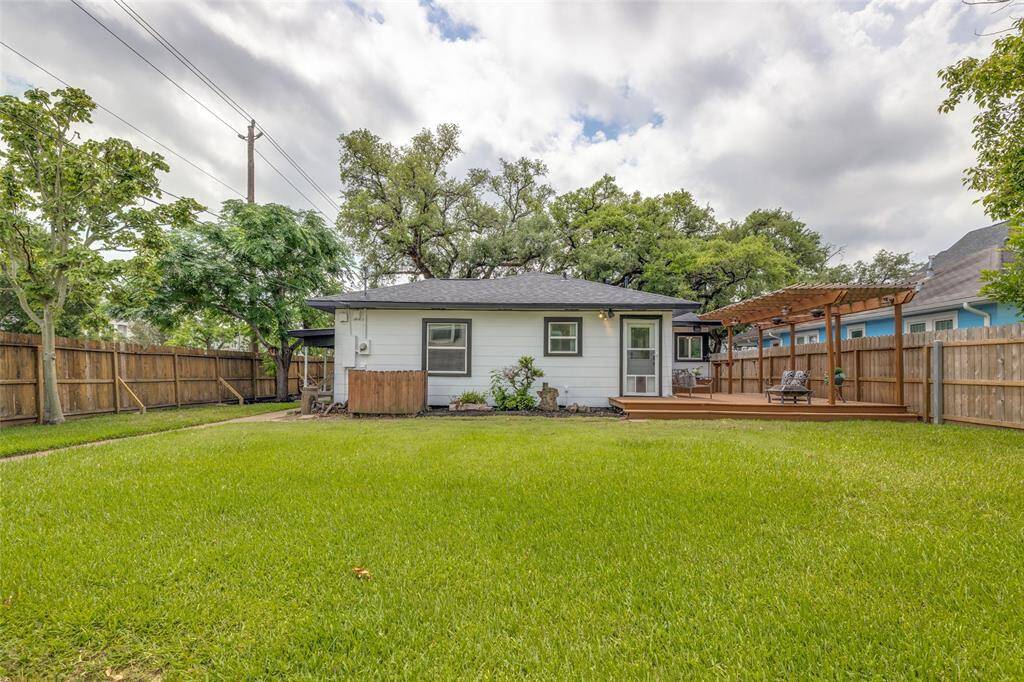 Large fully fenced back yard