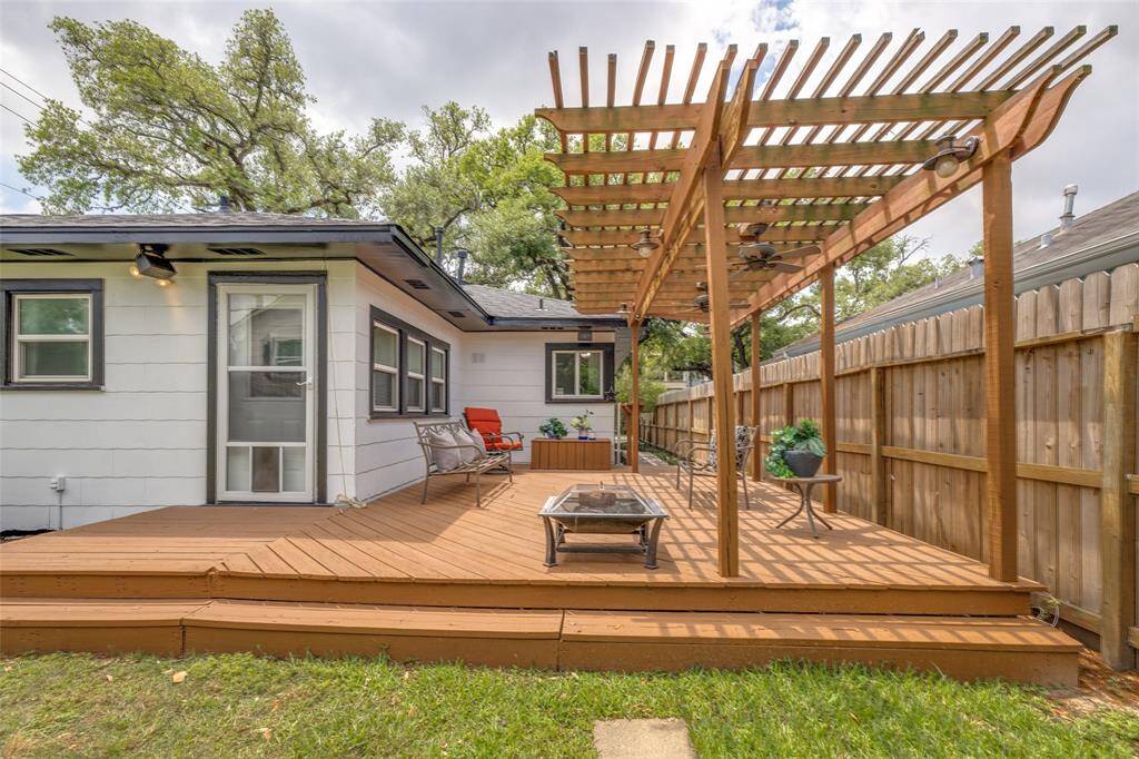 Backyard patio - chairs & fire pit will remain