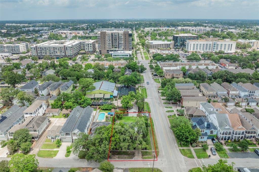 Beautiful  landscape & mature trees - wonderful location right on Heights bike & walk trail.