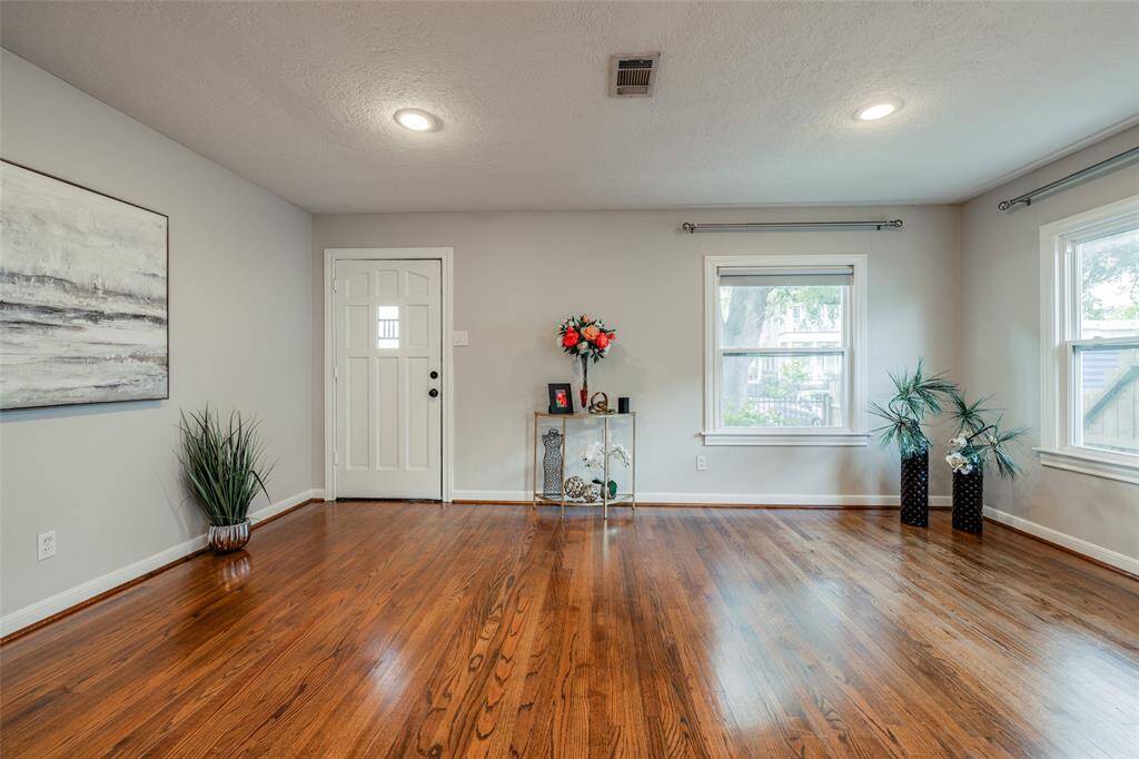 Wonderful Living Room with lots of natural light, hardwood floors, recessed lighting