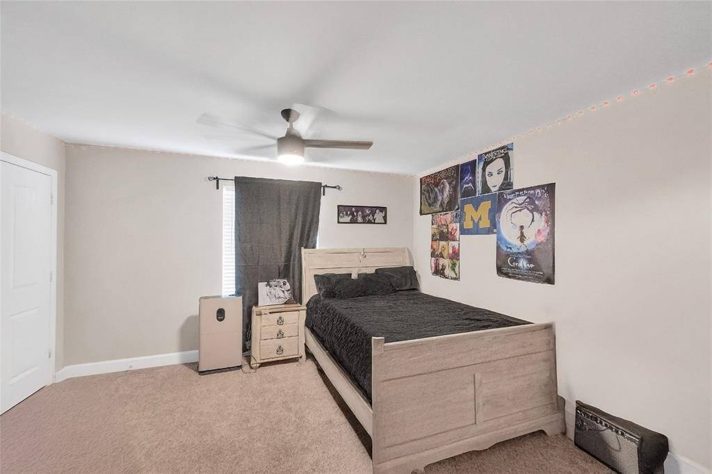 Secondary bedroom.