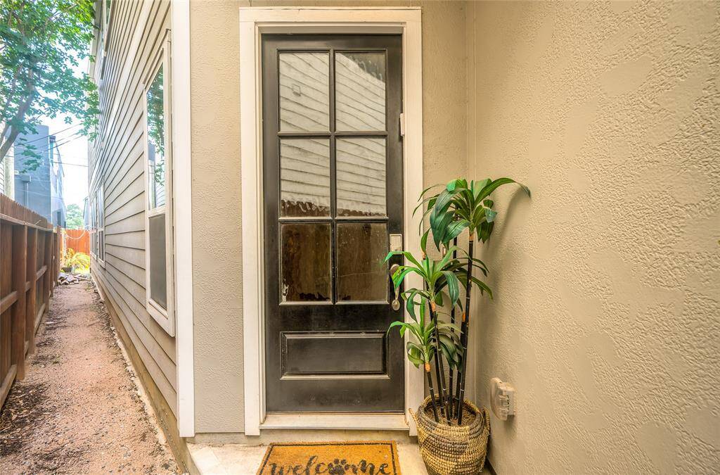 Entry to 5014 Lillian Street.