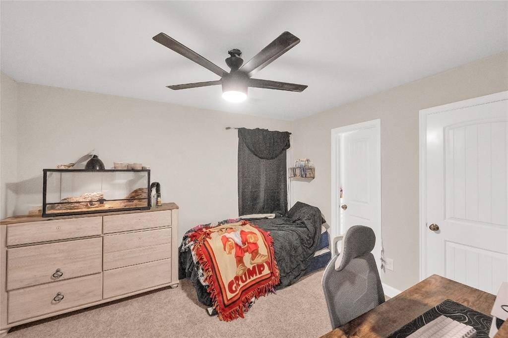 Secondary bedroom.