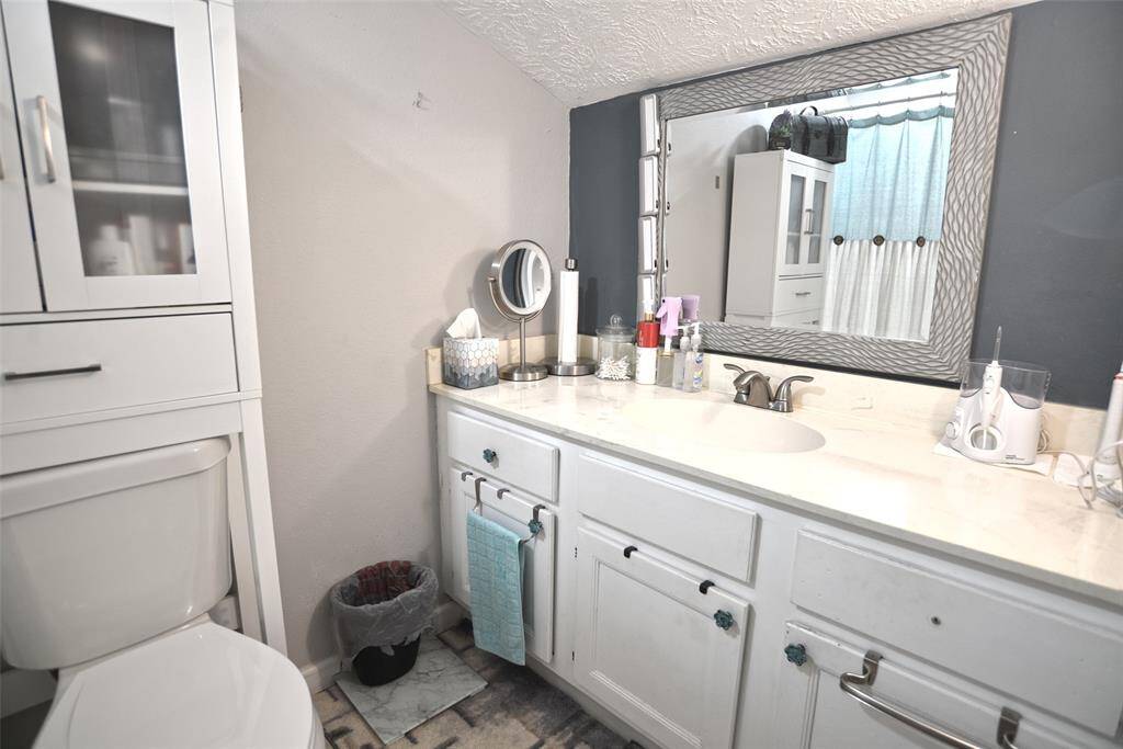 Upstairs en-suite bath