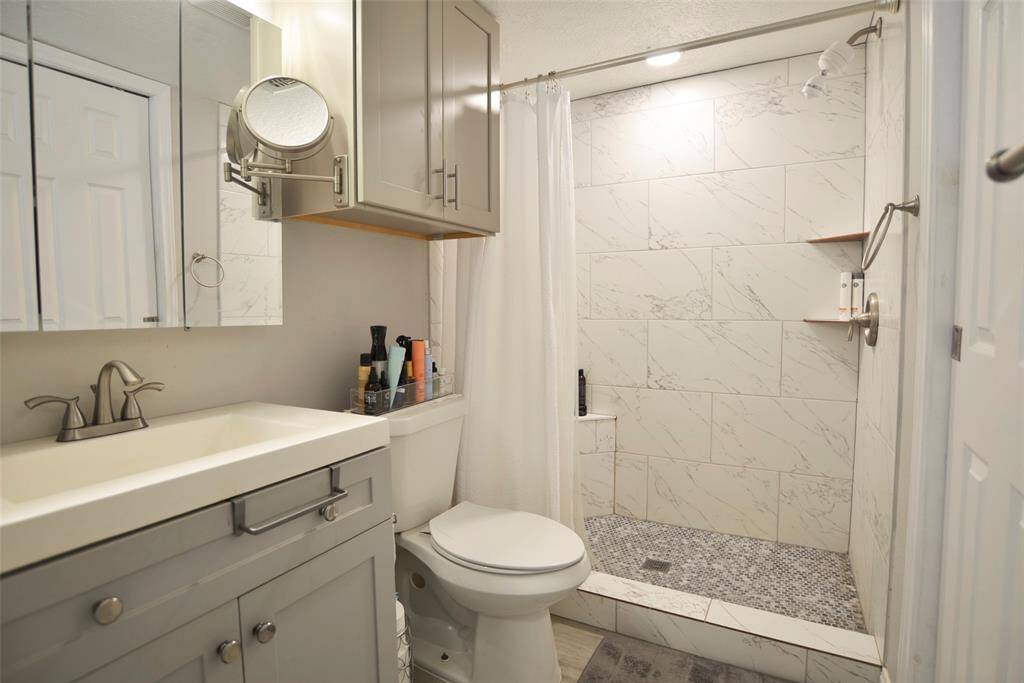 en-suite bath