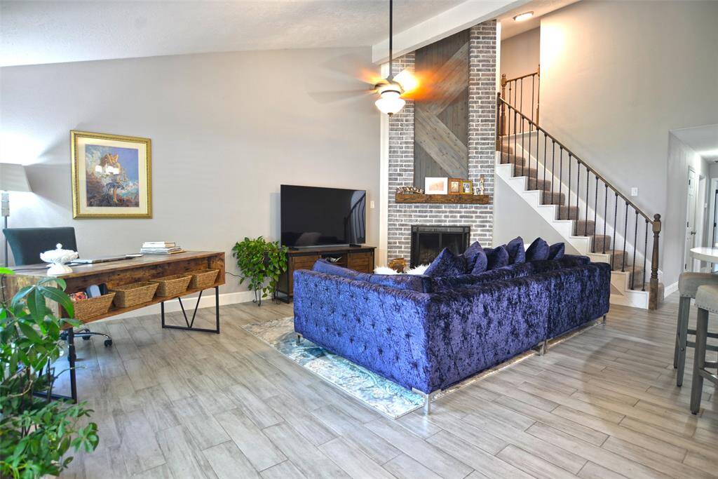 Soaring, 2-story family room