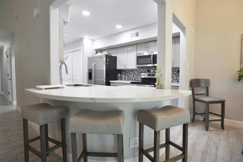 Curved kitchen bar