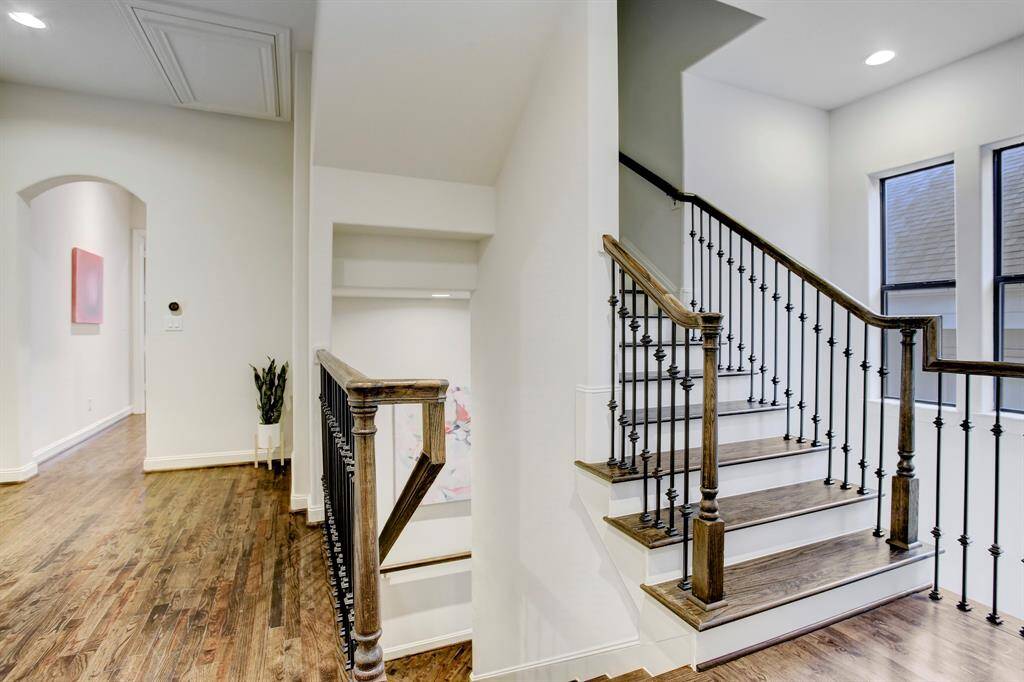 2nd Floor Landing leads to primary suite, 2 guest bedrooms with Hollywood bath, and laundry room.